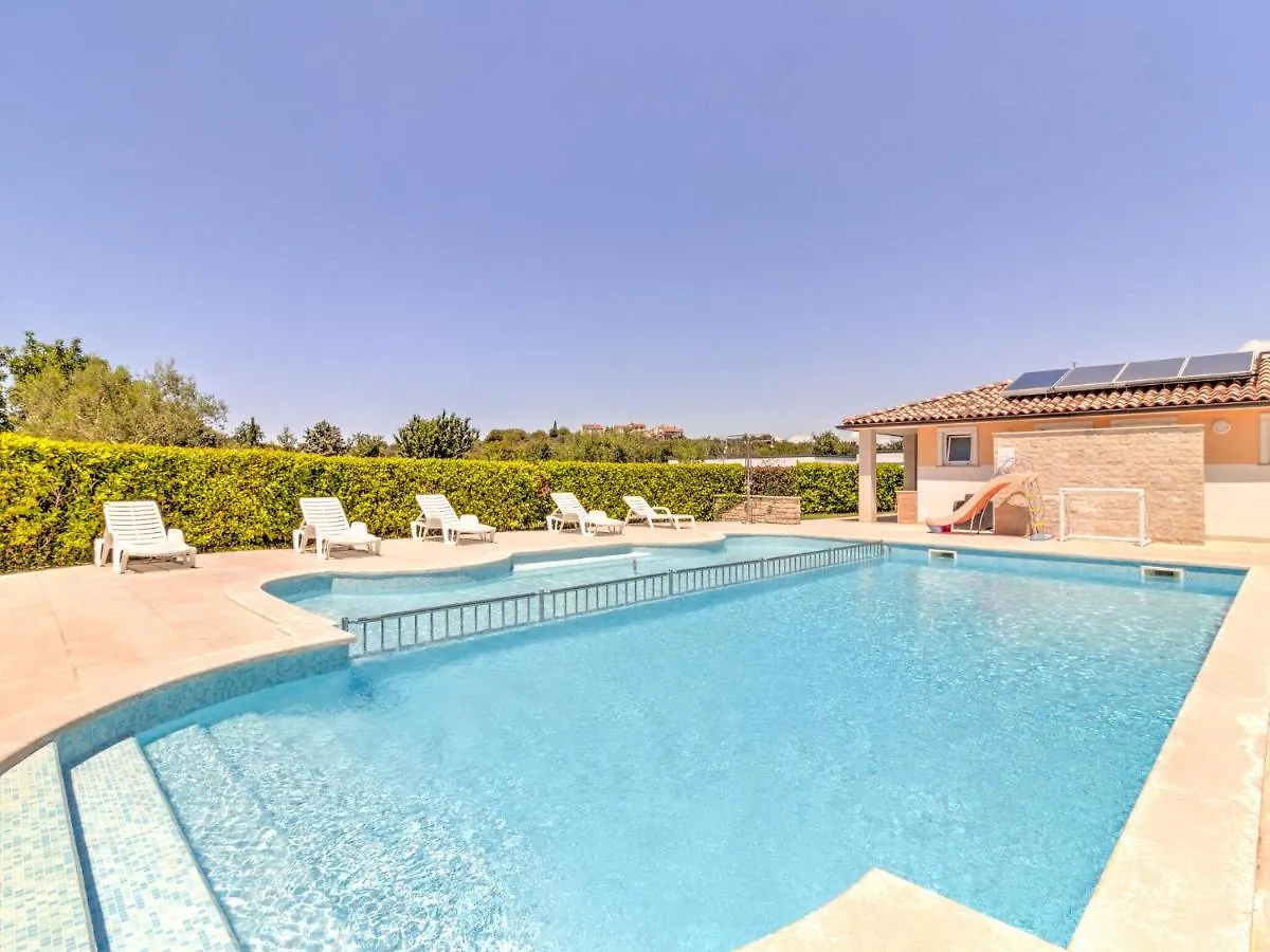 Magnificent Mobile Home In Banjole With Swimming Pool Holiday home