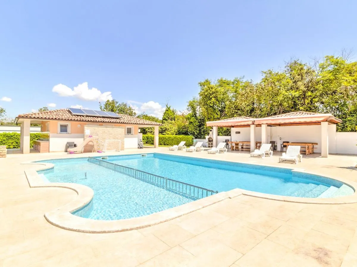 Holiday home Magnificent Mobile Home In Banjole With Swimming Pool