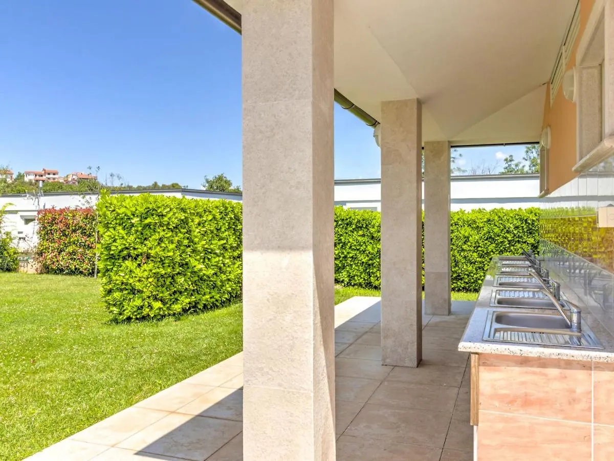 Holiday home Magnificent Mobile Home In Banjole With Swimming Pool